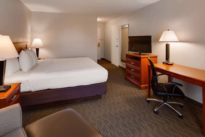 Room 10 of 32